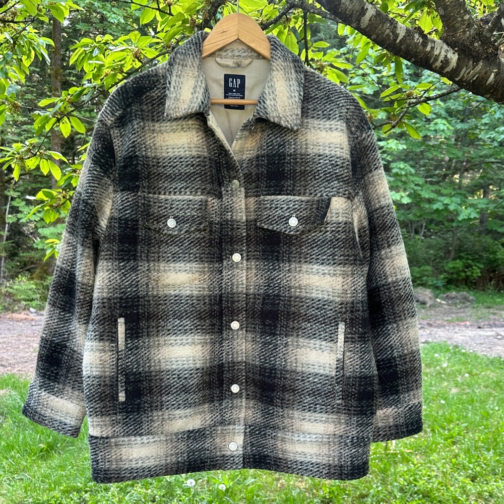 GAP Black and Cream Plaid Button-Up Shacket